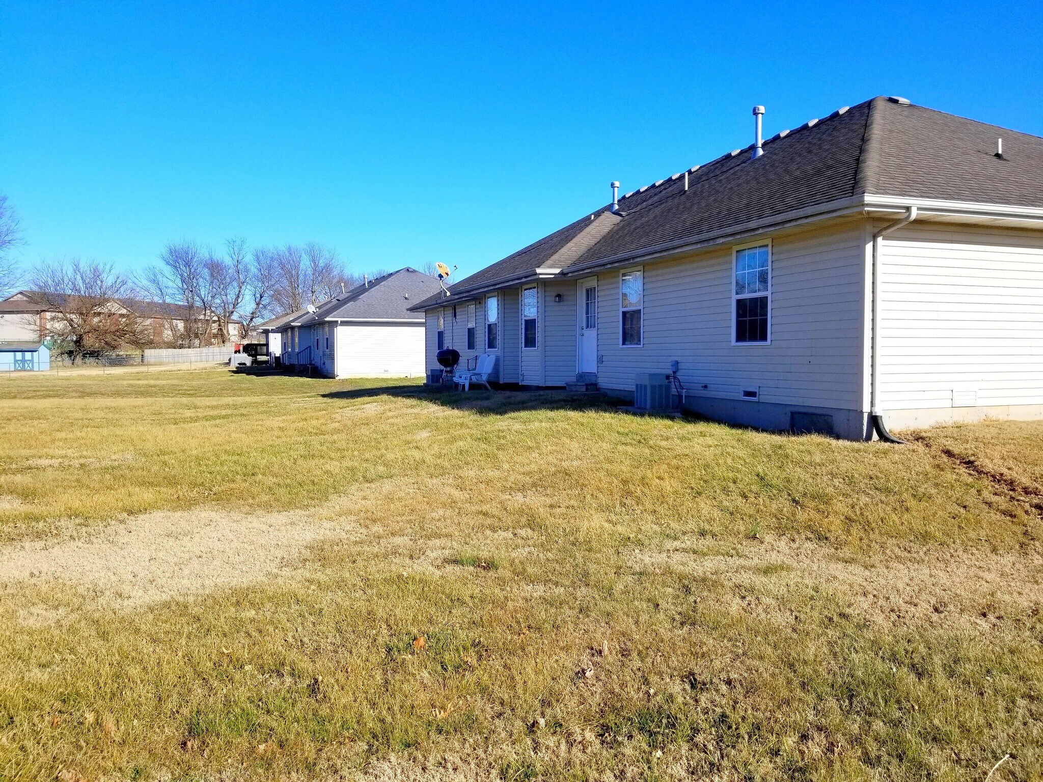 Building Photo - 813 N Pinewood Ave