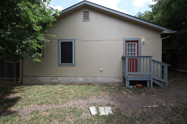Building Photo - Great Three Bedroom House in Hyde Park Are...