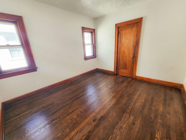 Building Photo - Renovated 2-Bedroom Upper Duplex Unit