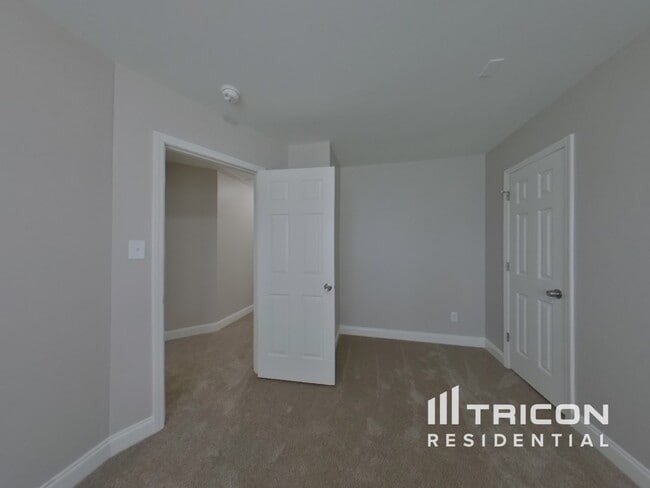 Building Photo - 2424 Damascus Dr