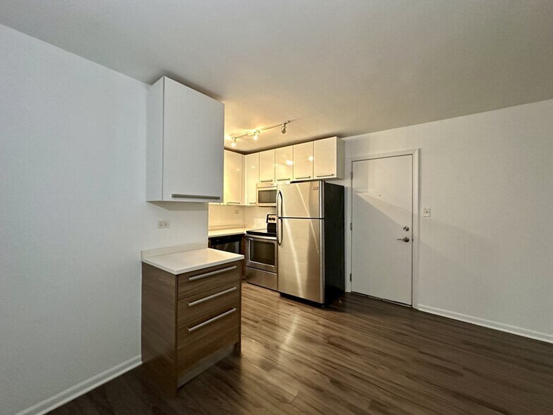 Building Photo - 925 W Carmen Ave