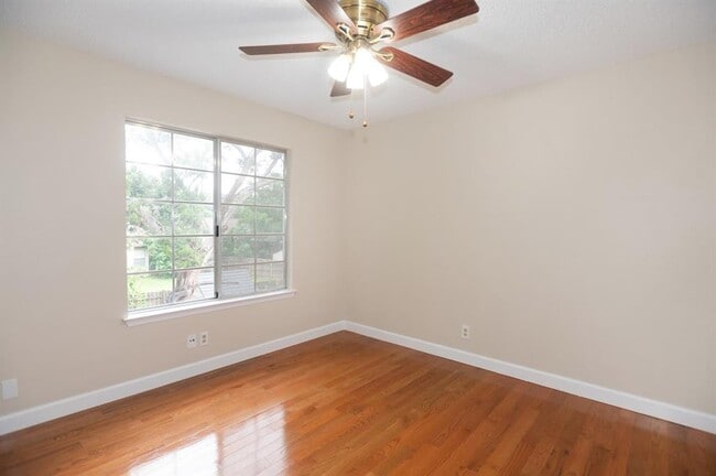 Building Photo - 1004 Kavanagh Dr