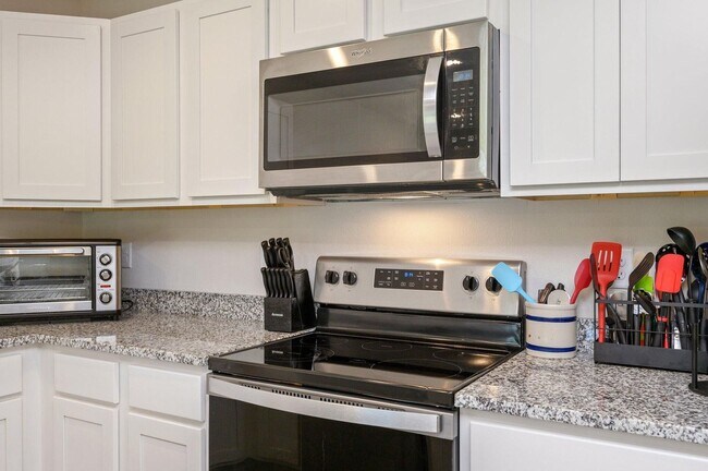 Building Photo - Charming 4-Bed Home in Quiet DeFuniak Spri...