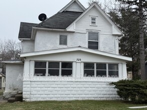 Building Photo - 723 W 1st St