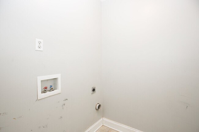 Building Photo - Adorable 3 bedroom 2 bath + Bonus in Raeford