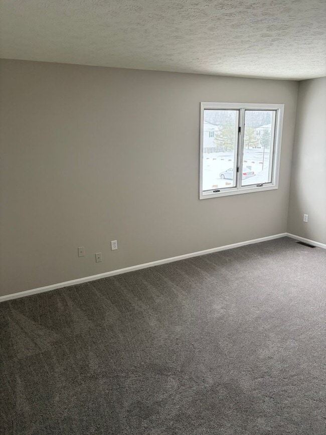 Building Photo - 3 Bedroom 2 Bath Condo