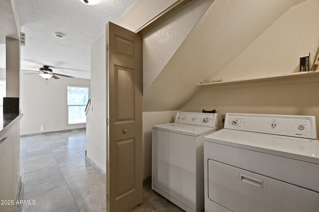 Building Photo - 1022 W Estrella Dr
