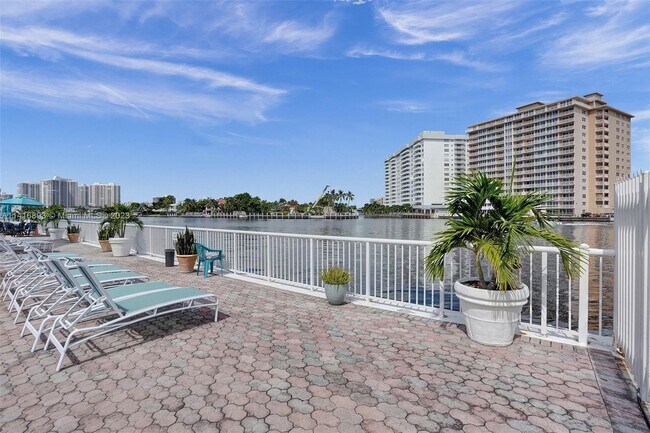 Building Photo - 1913 S Ocean Dr