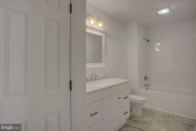 Building Photo - 301 Grandview Ave