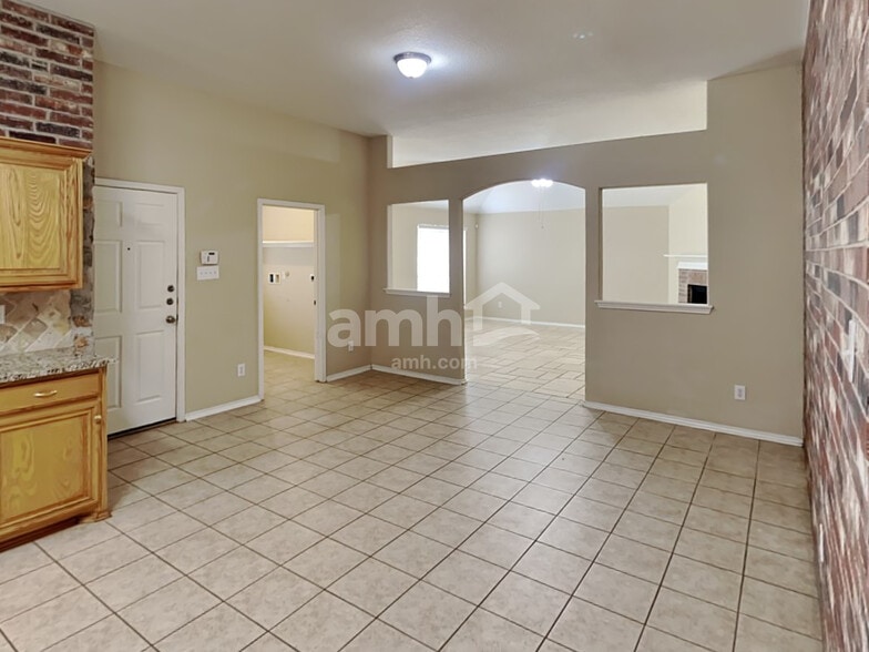 Building Photo - 511 Point Vly