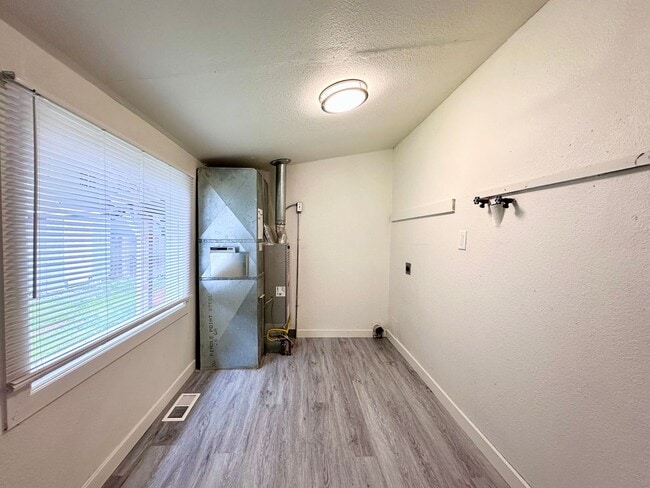 Building Photo - Remodeled 3 Bed 1 Bath Single-Family Home in Pleasant Valley/Powellhurst-Gilbert