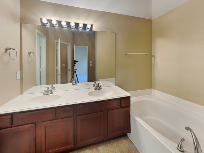 Building Photo - 152 E Kirnwood Dr