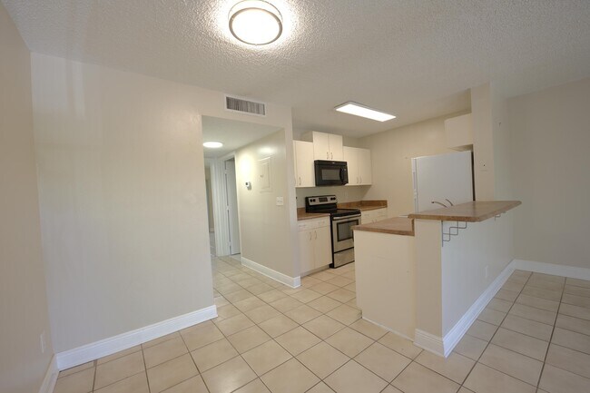 Building Photo - 1523 Meadows Cir