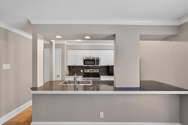 Building Photo - 5932 Sandhurst Ln