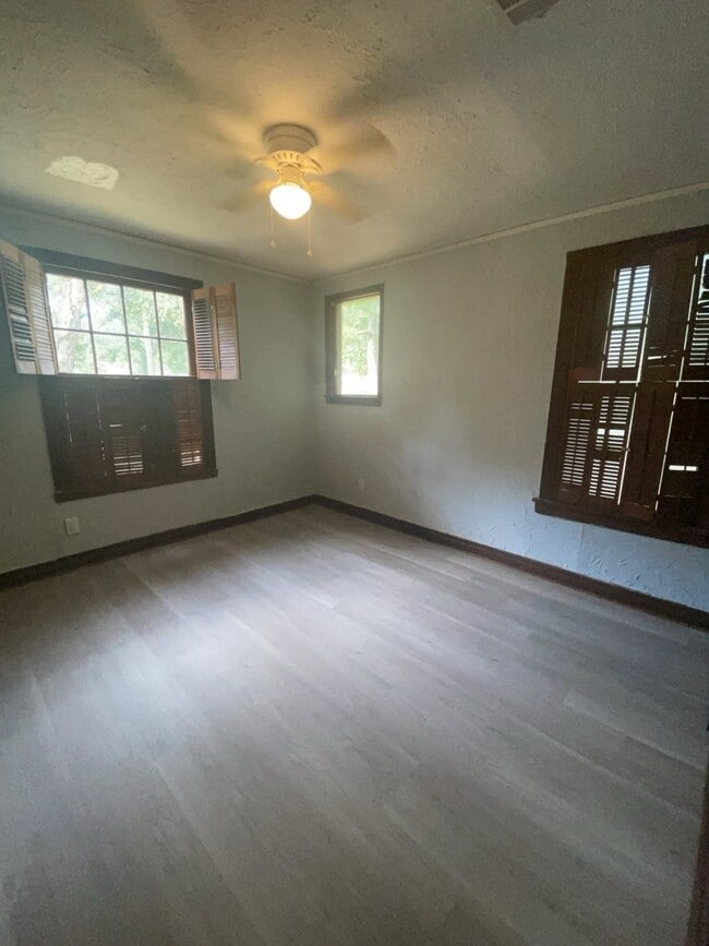 Building Photo - 523 Woodbury Rd