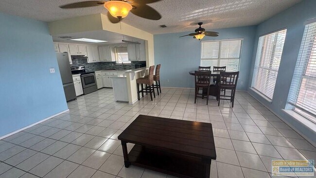 Building Photo - 108 W Capricorn Dr