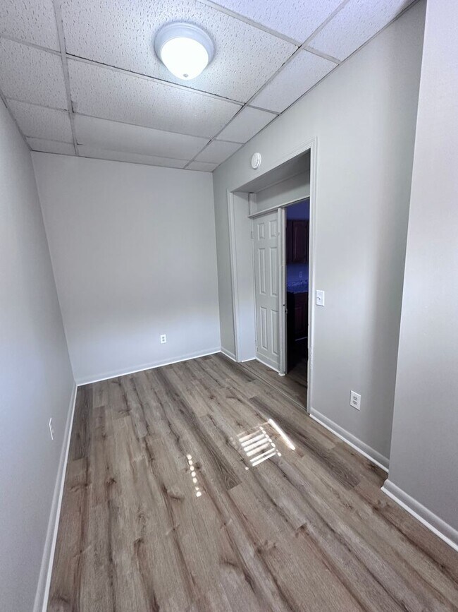 Building Photo - 201 E Cottage Pl