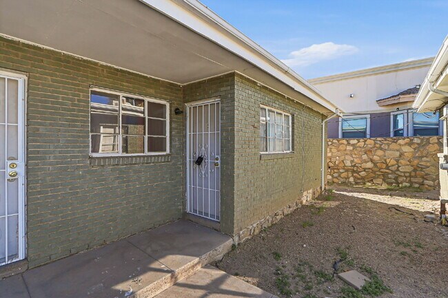 Building Photo - 79904$600 rent. Water and trash included in this 1 bedroom 1 bath apartment.
