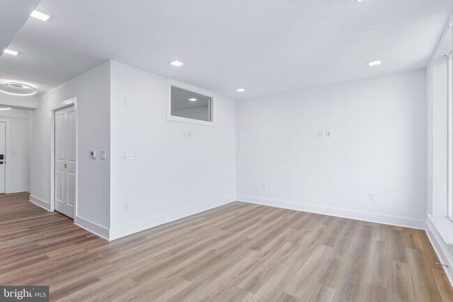 Building Photo - 701 N Henry St