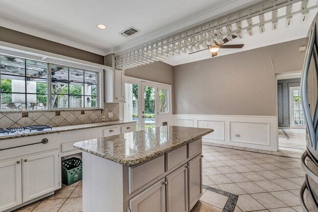 Building Photo - 3-BEDROOM IN ALAMO HEIGHTS W/ POOL