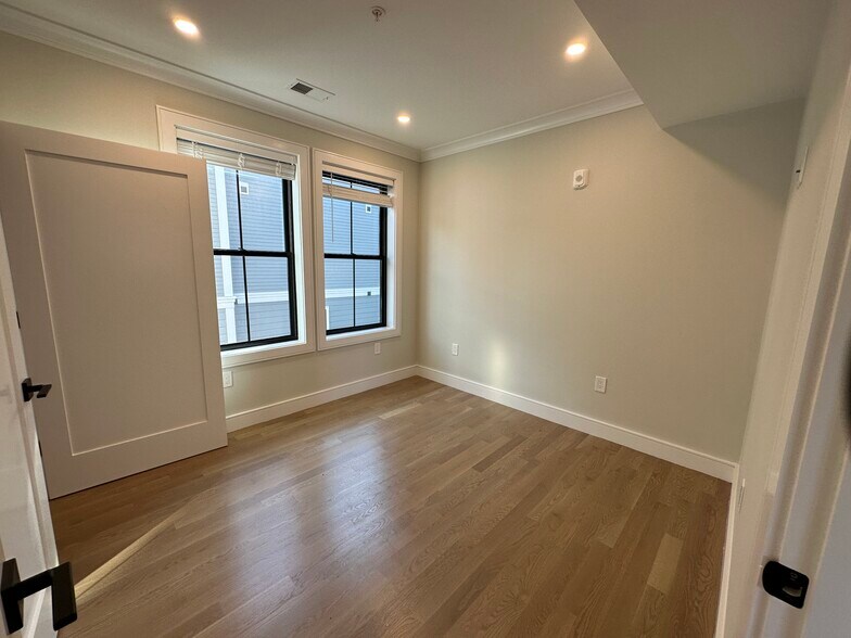 Building Photo - 279 Lamartine St
