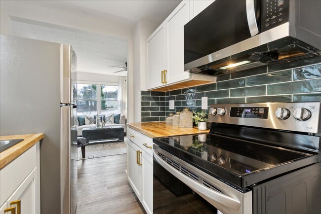 Building Photo - Renovated home in Heart of Hampton Roads