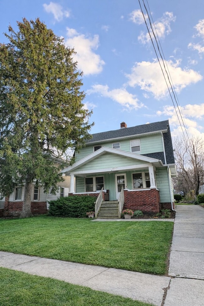 Building Photo - 1907 Oakwood Ave