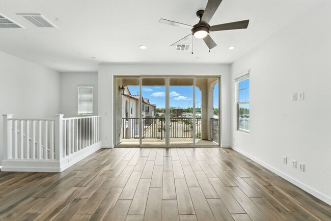 Building Photo - Like New Luxurious Model Home in Warner Meadows!