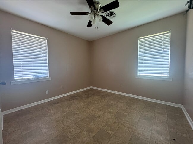 Building Photo - 802 Hillside Dr