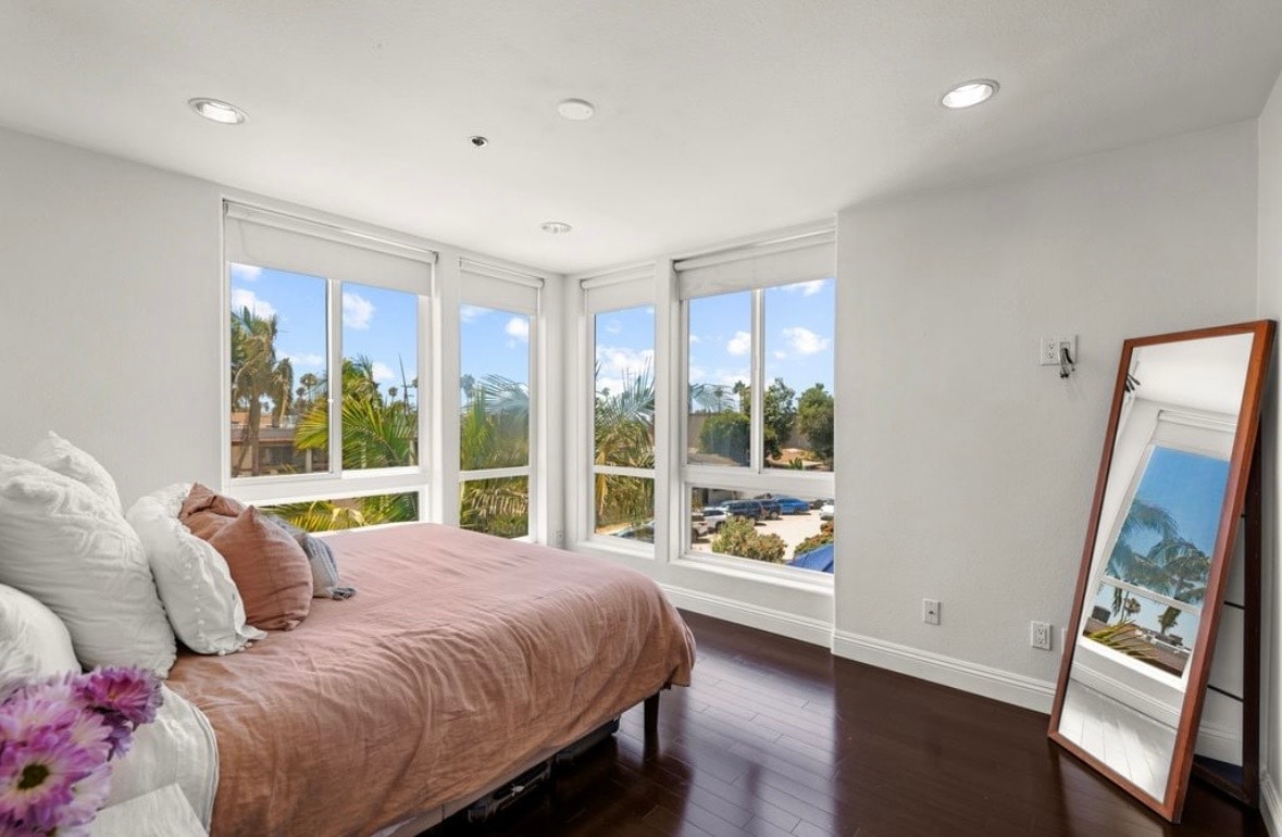 Building Photo - 924 Hornblend St