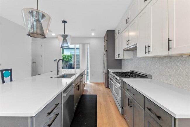 Building Photo - 1023 E 45th St