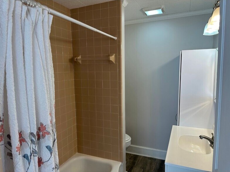 Building Photo - 110 S Valley St