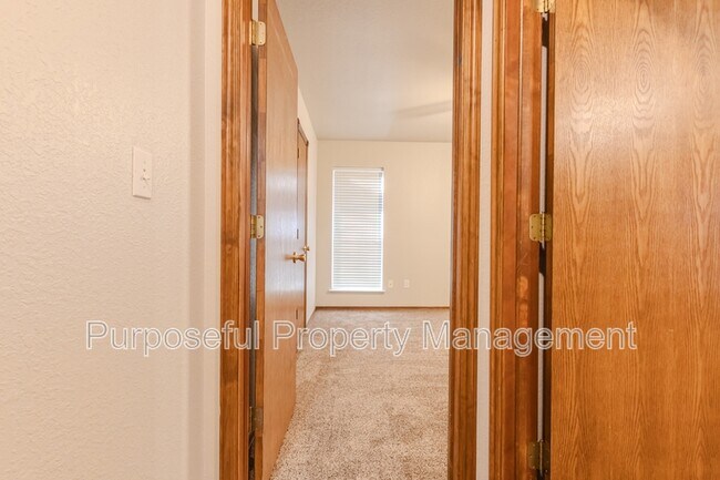 Building Photo - 607 Bob White Dr