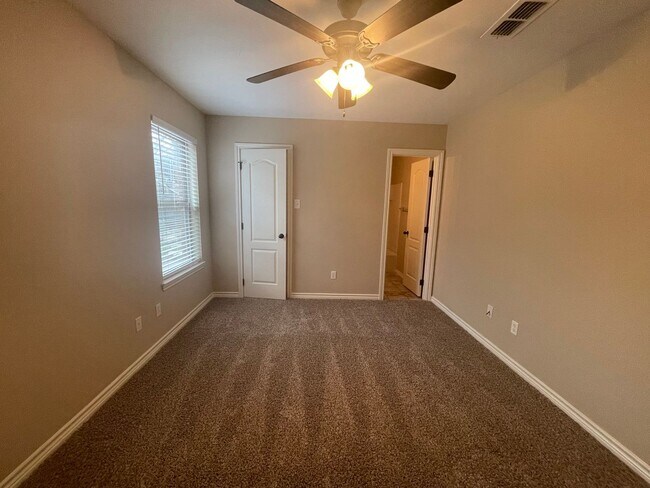 Building Photo - 3BR/2.5BA Townhome | 18' Ceilings | Granite | Garage | Lawn Care Incl | Benbrook TX 76116