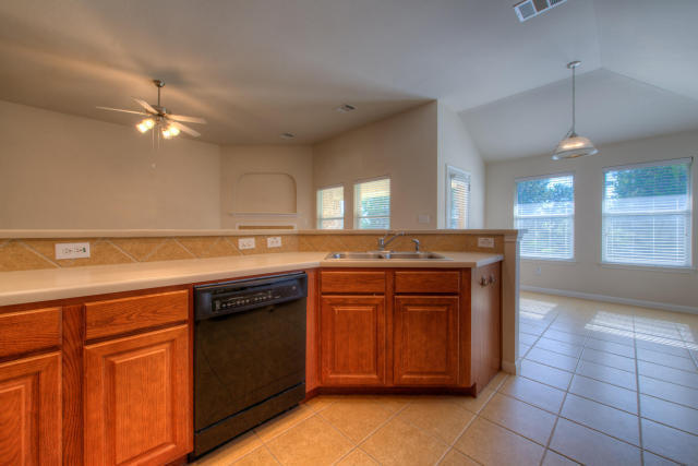 Building Photo - Classic Single Story Home In Beautiful Hil...