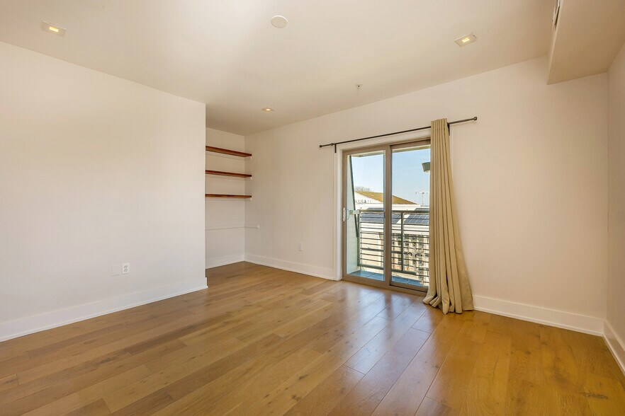 Building Photo - 5110 Fort Totten Dr NE