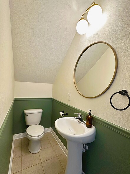 Building Photo - 1736 W Walnut St