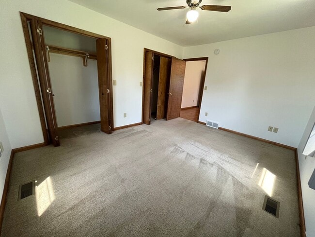 Building Photo - East Side 2 Bed/2 Bath w/ Bonus Room!