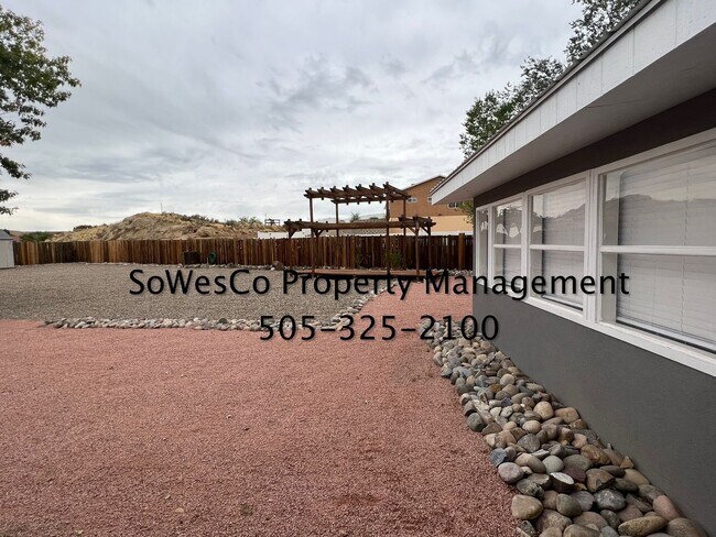 Building Photo - Beautifully Remodeled Large Home in Aztec