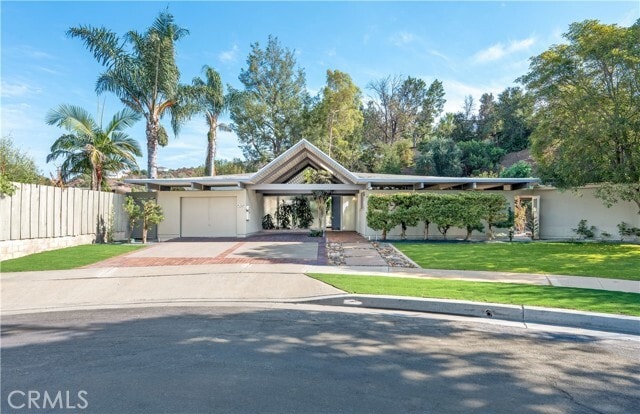 Building Photo - 4924 E Elsinore Ave