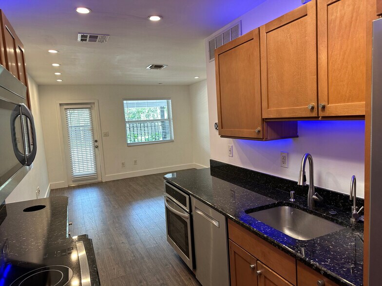 Building Photo - 1008 NE 11th St