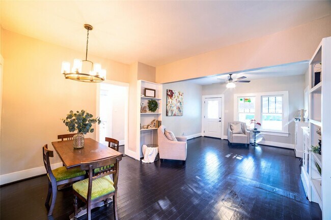 Building Photo - 420 N Live Oak St