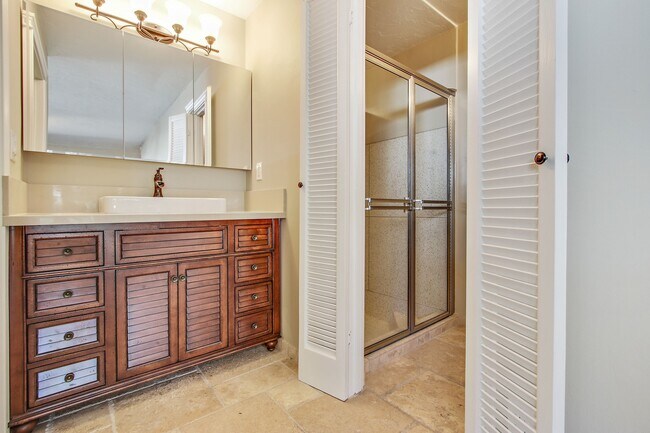 Building Photo - 5923 Jumilla Ave