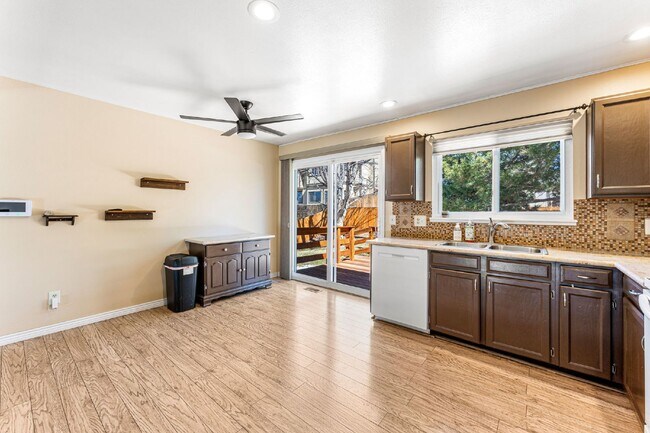 Building Photo - Beautiful 3 Bed, 2 Bath Home in Aurora with Backyard and Deck!