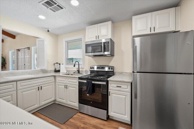 Building Photo - 8140 Sutton Pl N