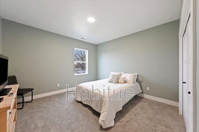 Building Photo - 917 E Bissett St