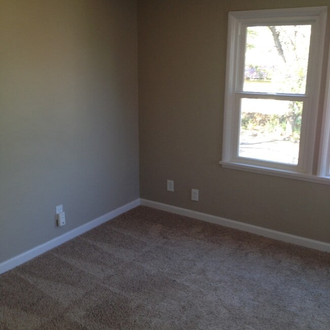 Building Photo - Beautiful 2bd/1ba Upstairs Duplex with a H...