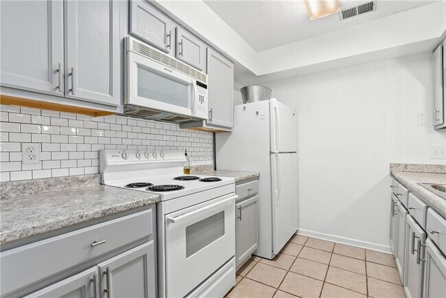 Building Photo - 1096 Chinook St