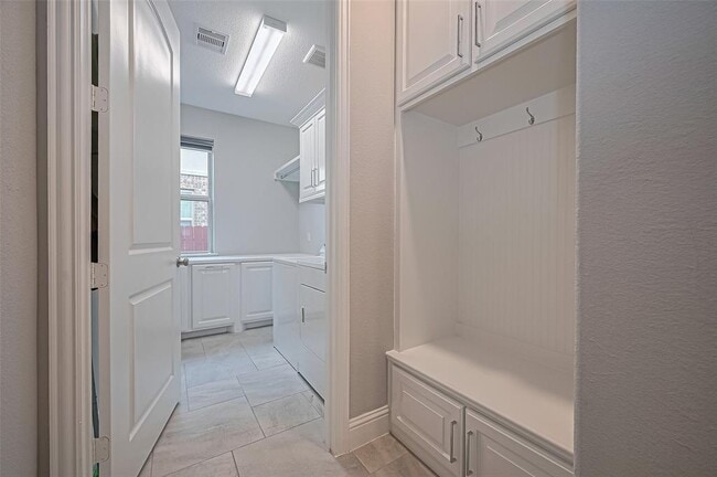 Building Photo - 16818 Calcots Dr