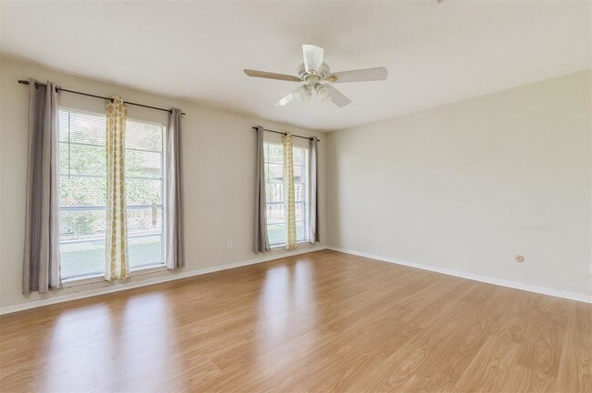 Building Photo - 2207 Briarview Dr